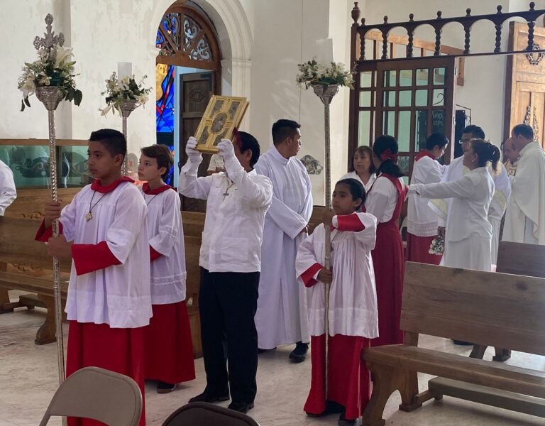 Participación de Caballeros del Altar en la Catedral de Tuxtla
